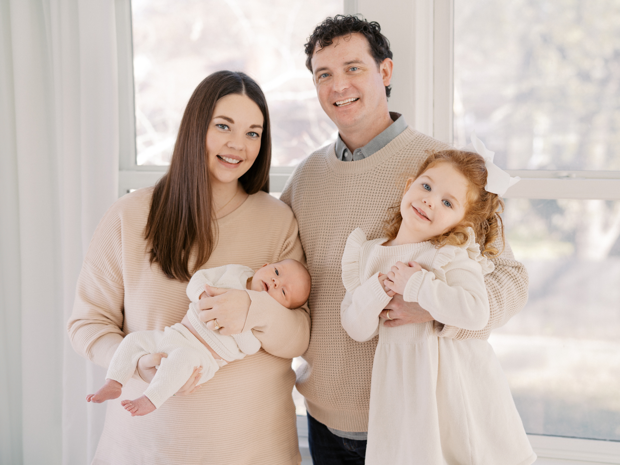 Family portrait with newborn, parents and big sister at home in Kansas City